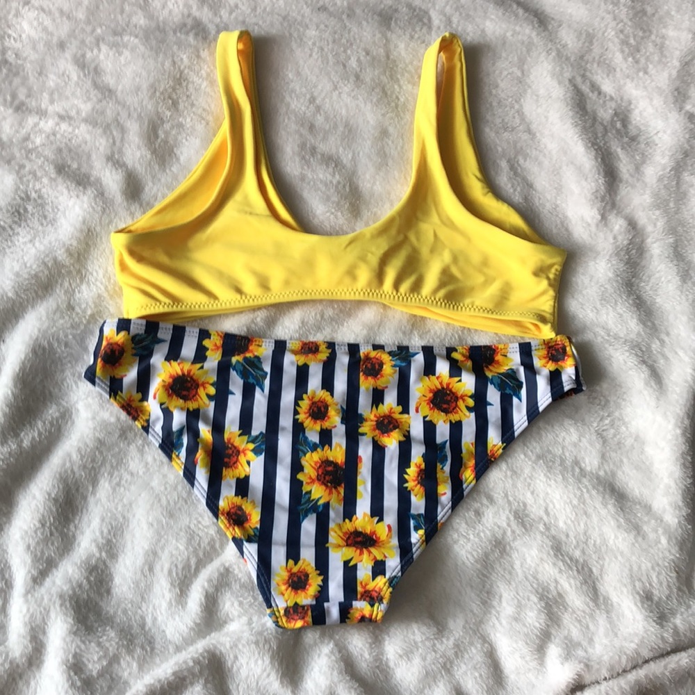 Bikini - Picture 2 of 2
